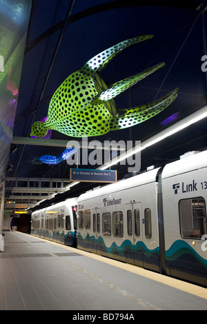 Train en arrivant à la gare de Beacon Hill Sound Link Light Rail Transit, Seattle, Washington. Banque D'Images