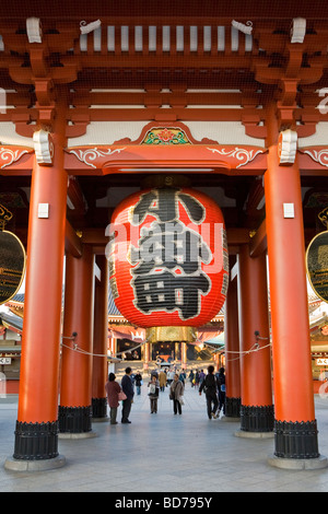 Kaminarimon (Thunder Gate) à Sensō-ji un ancien temple bouddhiste situé à Asakusa, Hui Taitō, Tokyo (c'est plus vieux temple de Tokyo) Banque D'Images