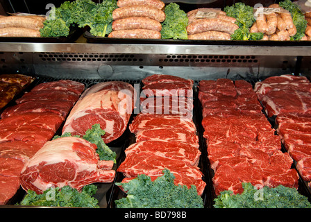 Refroidisseur d'affichage cas les plateaux de steaks de boeuf saucisses rôtis Banque D'Images