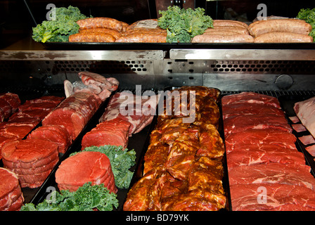 Refroidisseur d'affichage cas les plateaux de steaks de boeuf saucisses ribs marinés rôtis Banque D'Images