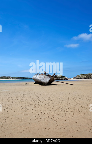 Plage à Bunbeg Comté de Donegal avec Naufrage à l'avant-plan Banque D'Images