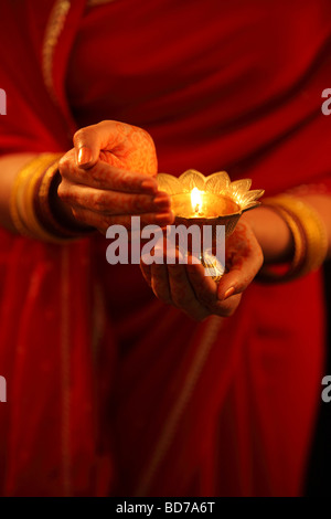 Femme tenant une lampe à huile Pendant Diwali Festival Banque D'Images
