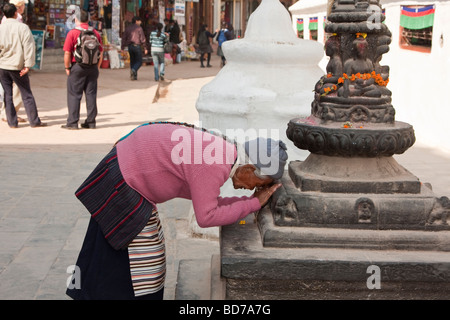 Bodhnath, au Népal. Prie à un adorateur de culte à la base de la stupa de Bodhnath stupa bouddhiste tibétain, une. Banque D'Images