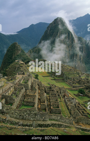 Les ruines Inca de Machu Picchu, matin brumeux, au-dessus de la vallée des Andes, Urubama , Pérou Banque D'Images