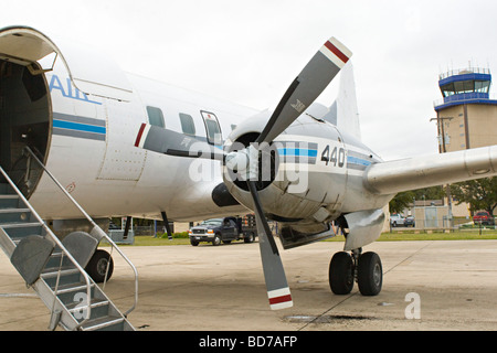 Convair 440 avec biturbopropulseur de ligne stationné à ouvrir la porte passager petite aire de trafic de l'aéroport et de contrôle de la circulation aérienne en arrière-plan de la tour de contrôle Banque D'Images