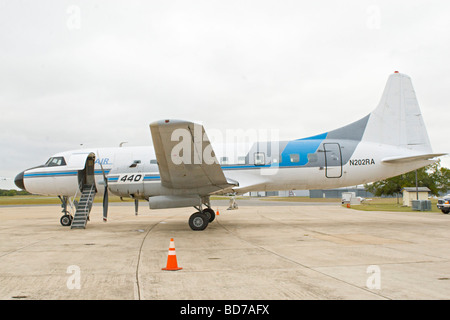 Convair 440 avion à turbopropulseurs stationné sur la rampe d'accès au petit aéroport Banque D'Images