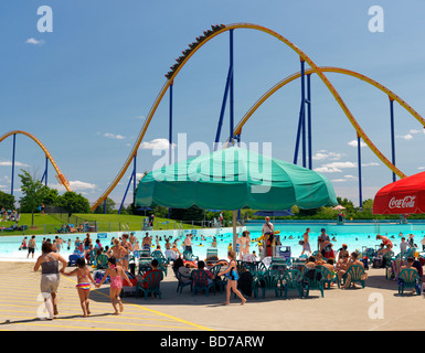 Les gens à un parc aquatique à le parc d'attractions Canada's Wonderland Banque D'Images