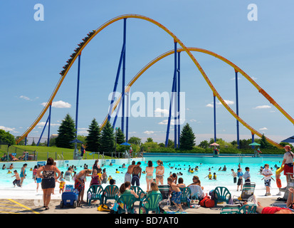 Les gens à un parc aquatique à le parc d'attractions Canada's Wonderland Banque D'Images