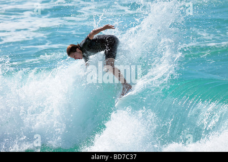 Capture un surfeur vague pour une balade à la côte en fin d'après-midi Banque D'Images