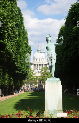 France Paris Jardins du Luxembourg l'acteur grec par Charles Arthur Bourgeois avec le Panthéon à l'arrière-plan Banque D'Images