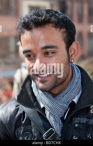 Bodhnath, au Népal. Jeune homme népalais avec anneau à l'oreille de Bodhnath stupa bouddhiste. Banque D'Images