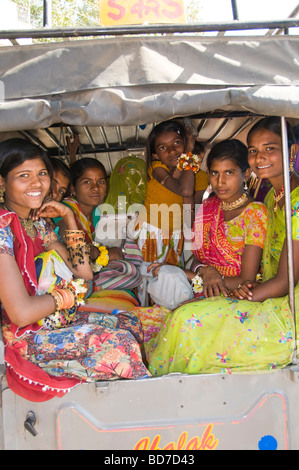 Transports, de l'Indian Mountain jeeps, les jeunes filles, des saris, aller à l'école, Narsbad, Rajasthan Inde Banque D'Images