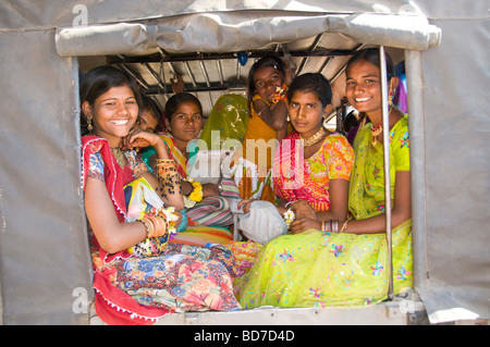 Transports, de l'Indian Mountain jeeps, les jeunes filles, des saris, aller à l'école, Narsbad, Rajasthan Inde Banque D'Images