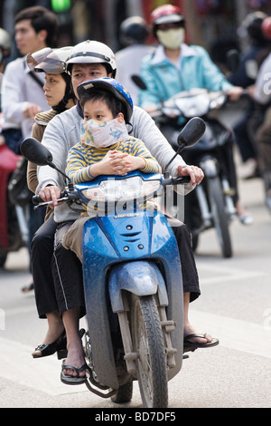 Les gens la trottinette/cyclomoteurs au Vietnam à Hanoi Banque D'Images