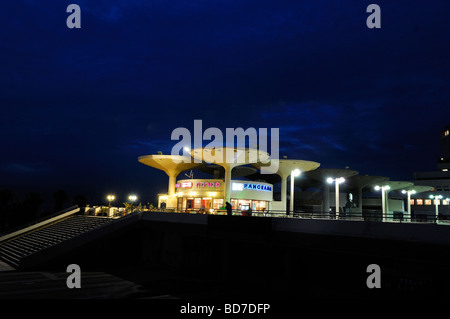 Vue de la place Kikar Atarim complexes sur la promenade de bord de mer de nuit dans Tel Aviv ISRAËL Banque D'Images
