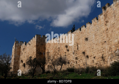 Vue sur les murs ottomans de la vieille ville construite au XVIe siècle par le sultan turc Suleiman le magnifique, Jérusalem Israël Banque D'Images