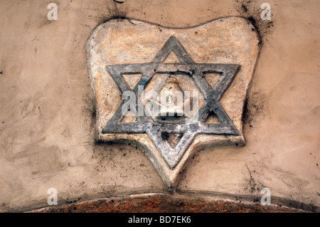 Une étoile de David à l'entrée de secours ancien Nouvelle Synagogue appelée aussi Altneuschul Josevof dans le quartier juif de Prague République Tchèque Banque D'Images