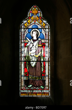 Une fenêtre en vitraux attribuée à Frederick Preedy (1820-1898), Église Saint-Barnabas, Snowshill Gloucestershire, représentant Saint John l'évangéliste Banque D'Images