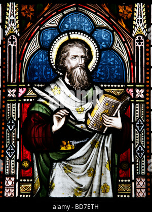 Une fenêtre en vitraux attribuée à Frederick Preedy (1820-1898), représentant Saint Matthew, église Saint-Barnabas, Snowshill Gloucestershire Banque D'Images