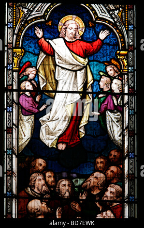 Fenêtre en vitraux conçue par Ward et Hughes représentant l'Ascension de Jésus-Christ, église Saint-Barnabas, Snowshill Gloucestershire Banque D'Images