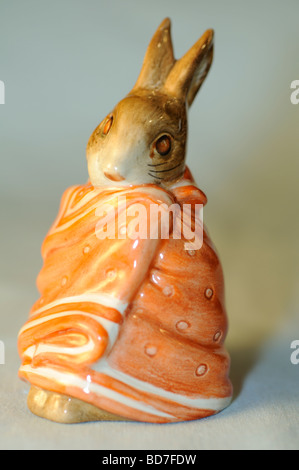 Mal Peter Rabbit - Beatrix Potter - Royal Doulton Peter Rabbit collection figurine Banque D'Images