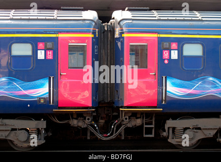 Les lignes dynamiques de voitures sur couleurs d'un premier grand train de l'Ouest Banque D'Images