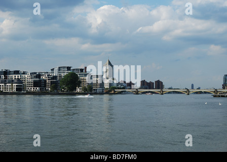 Vue sur la Tamise vers Chelsea Harbour Banque D'Images