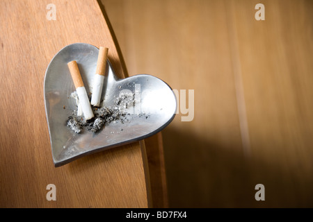 Fumé des cigarettes au cendrier en argent Banque D'Images