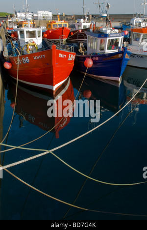 La pêche et les bateaux de plaisance dans le port à Seahouses Northumberland Royaume-uni peuvent Banque D'Images