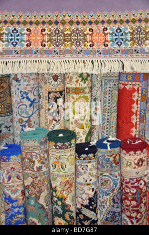 Rouleaux de tapis marocain en magasin de tapis, Tanger, Maroc, Région Tangier-Tétouan Banque D'Images