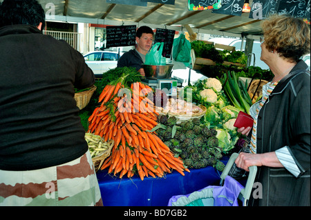 Paris France, les femmes magasiner à l'extérieur du marché public de l'alimentation, rue Stal, Affichage, légumes frais 'marchés français', consommation locale Banque D'Images