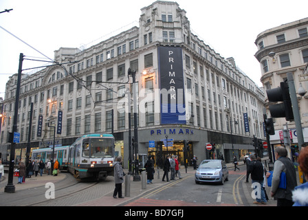 Metro passé en courant PRIMARK store dans Market Street Manchester Banque D'Images