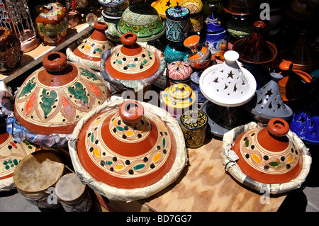 Terre cuite marocain tajines de cuisson en vente sur stand, Medina, Tanger, Maroc, Région Tangier-Tétouan Banque D'Images