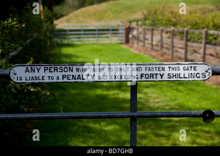 Panneau près de sentier sur le Shropshire chemin près de Lee Brockhurst, Shropshire Banque D'Images