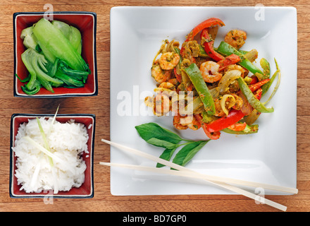 Sauté de crevettes style Thaï au chili et basilic poivrons sauce pâte avec Bok Choi et riz vapeur Banque D'Images