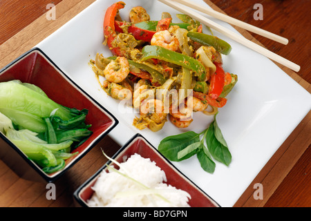 Sauté de crevettes style Thaï au chili et basilic poivrons sauce pâte avec Bok Choi et riz vapeur Banque D'Images