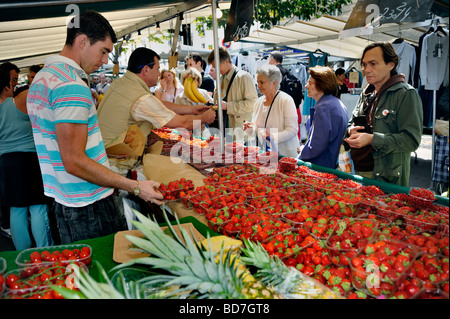 Paris, France, shopping, les gens à l'extérieur en 'Public' Farmer's Market Stall, Affichage, fruits frais, Fraises Banque D'Images