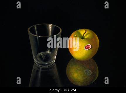 PEINTURE À L'HUILE TOILE D'ART D'APPLE RÉALISME simple réaliste encore la vie d'une pomme et d'une goutte d'eau avec verre à boire sur un fond noir réfléchissant Banque D'Images