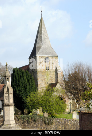 St Bartholomew's Parish Church, Burwash, dispose d'une tour datant du xiie siècle. Banque D'Images