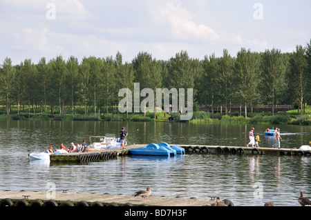 Location de bateau sur le lac, au bord du lac Willen Park, Milton Keynes, Buckinghamshire, Angleterre, Royaume-Uni Banque D'Images