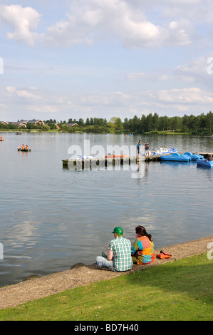 Location de bateau sur le lac, au bord du lac Willen Park, Milton Keynes, Buckinghamshire, Angleterre, Royaume-Uni Banque D'Images