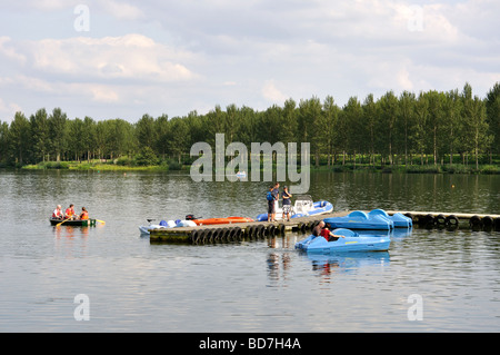 Location de bateau sur le lac, au bord du lac Willen Park, Milton Keynes, Buckinghamshire, Angleterre, Royaume-Uni Banque D'Images