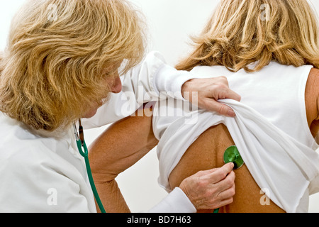 Femme médecin contrôle de la pulsation d'une autre femme avec un stéthoscope Banque D'Images