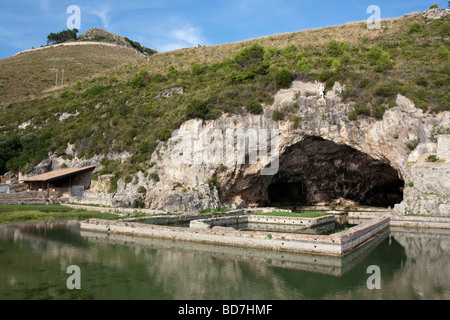 L'extérieur et les étangs du poisson de la grotte de Tibère à Sperlonga. Banque D'Images