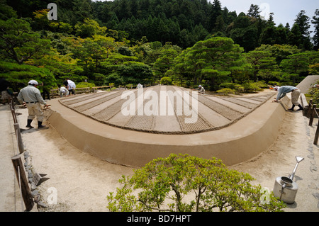 En prenant soin de la célèbre sable et pierre jardin de Ginkaku-ji (Temple de complexe Pavillon d'argent). Le protocole de Kyoto. Kansai. Le Japon Banque D'Images