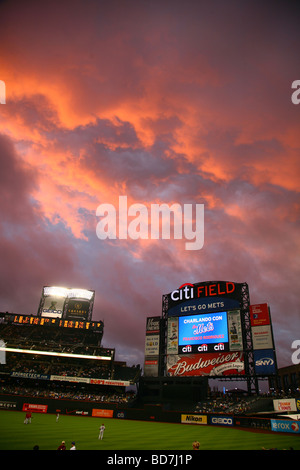 Des nuages au-dessus de Citi Field après un Rain Delay, Queens, NY, USA Banque D'Images