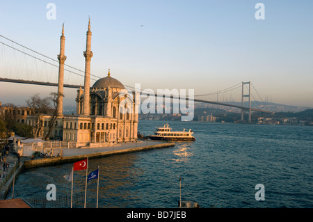 La mosquée d'Ortakoy brille dans la lumière de l'après-midi d'Istanbul, Turquie Banque D'Images