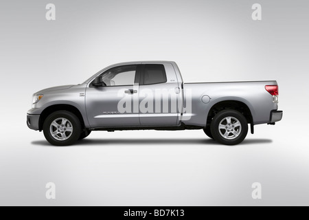 2010 Toyota Tundra Double cab en argent - Pilotes Portrait Banque D'Images