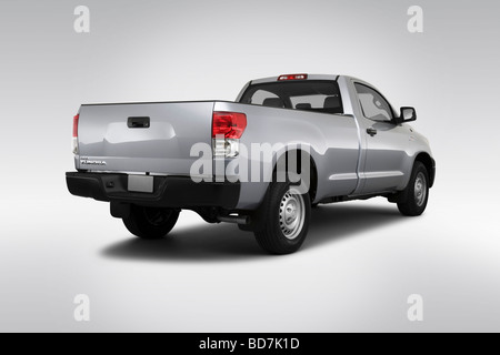 2010 Toyota Tundra dans l'argent - vue d'angle arrière Banque D'Images