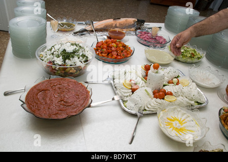 Le traditionnel repas laitiers de Chavouot ou Shavuos Banque D'Images